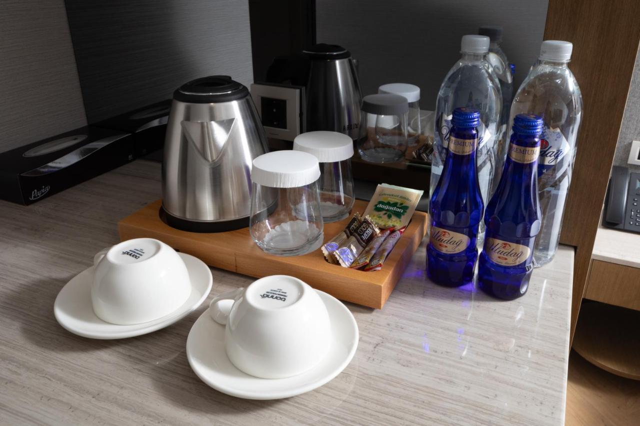 Bentley Hotel Old City-Special Class 이스탄불 외부 사진 Bottled water in a hotel room