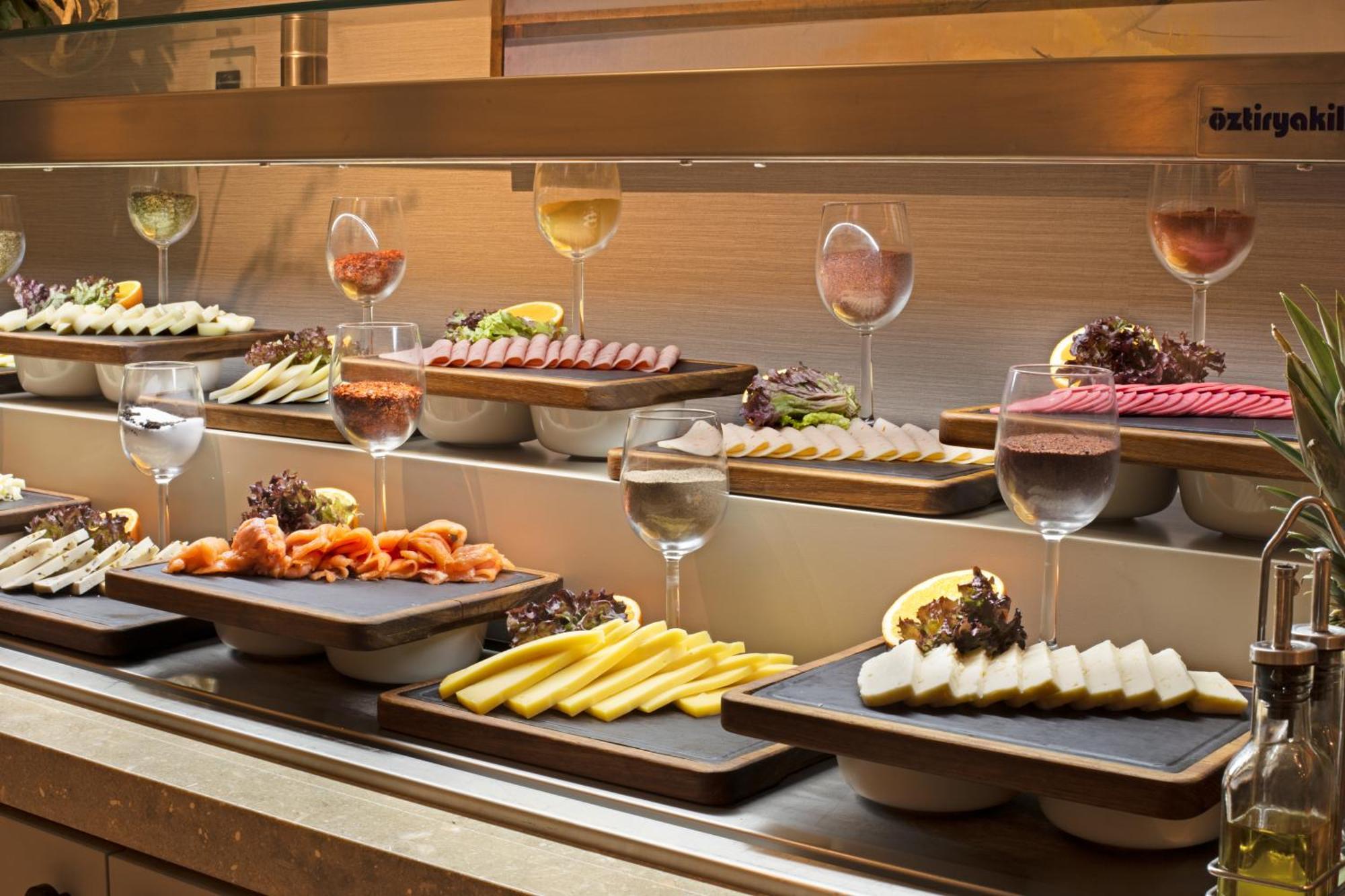 Bentley Hotel Old City-Special Class 이스탄불 외부 사진 A buffet at a hotel