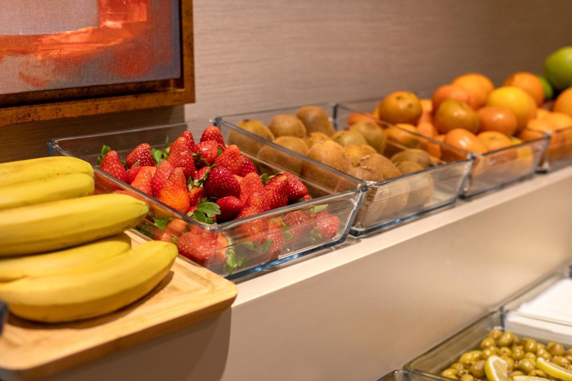 Bentley Hotel Old City-Special Class 이스탄불 외부 사진 Fruit at a buffet