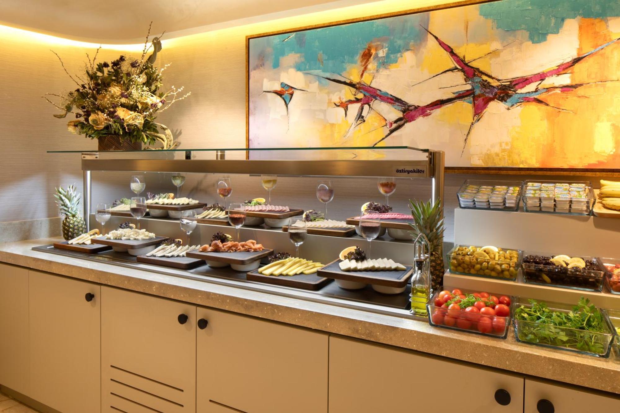 Bentley Hotel Old City-Special Class 이스탄불 외부 사진 A buffet at a hotel