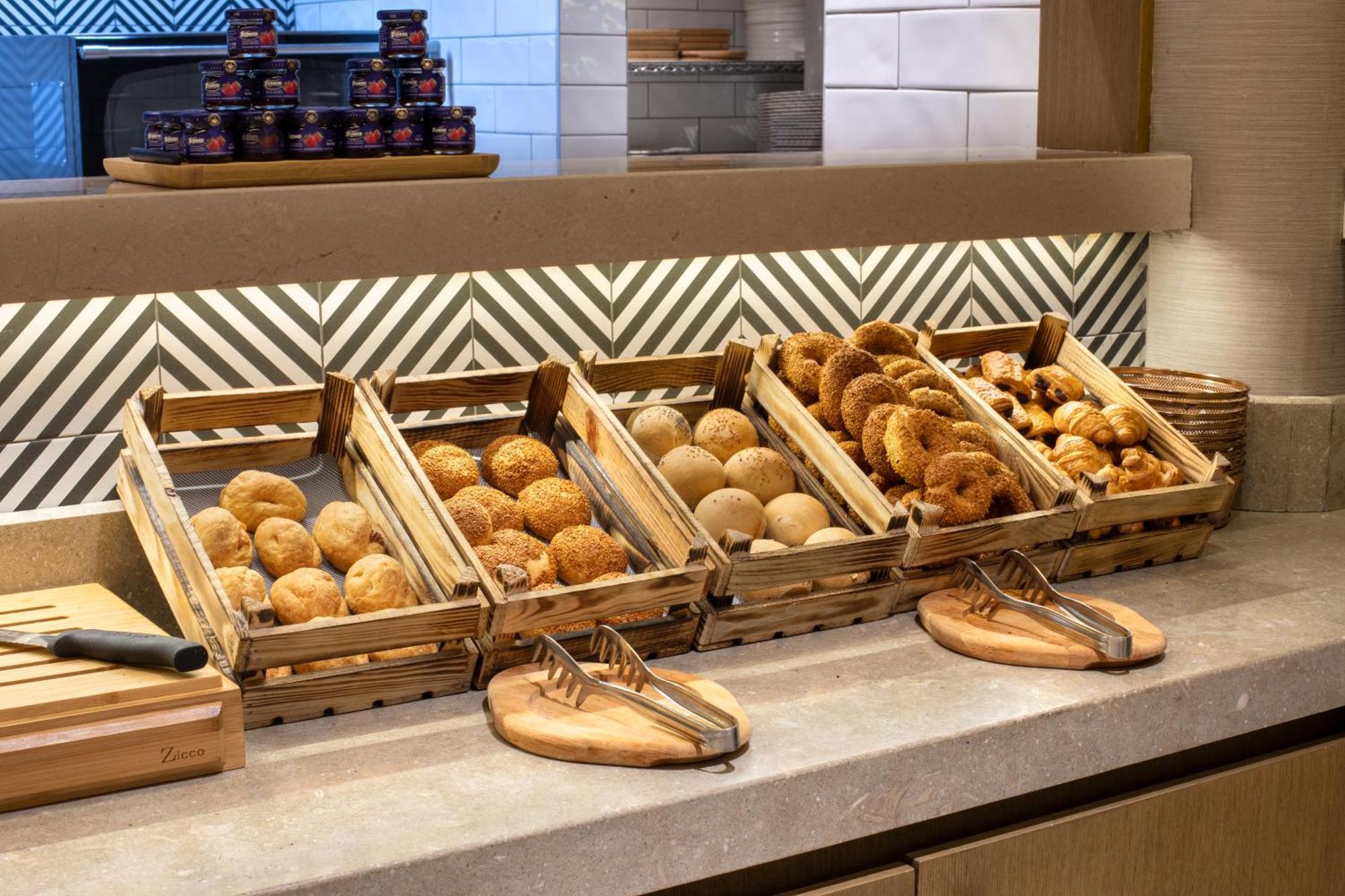Bentley Hotel Old City-Special Class 이스탄불 외부 사진 Buns at a buffet