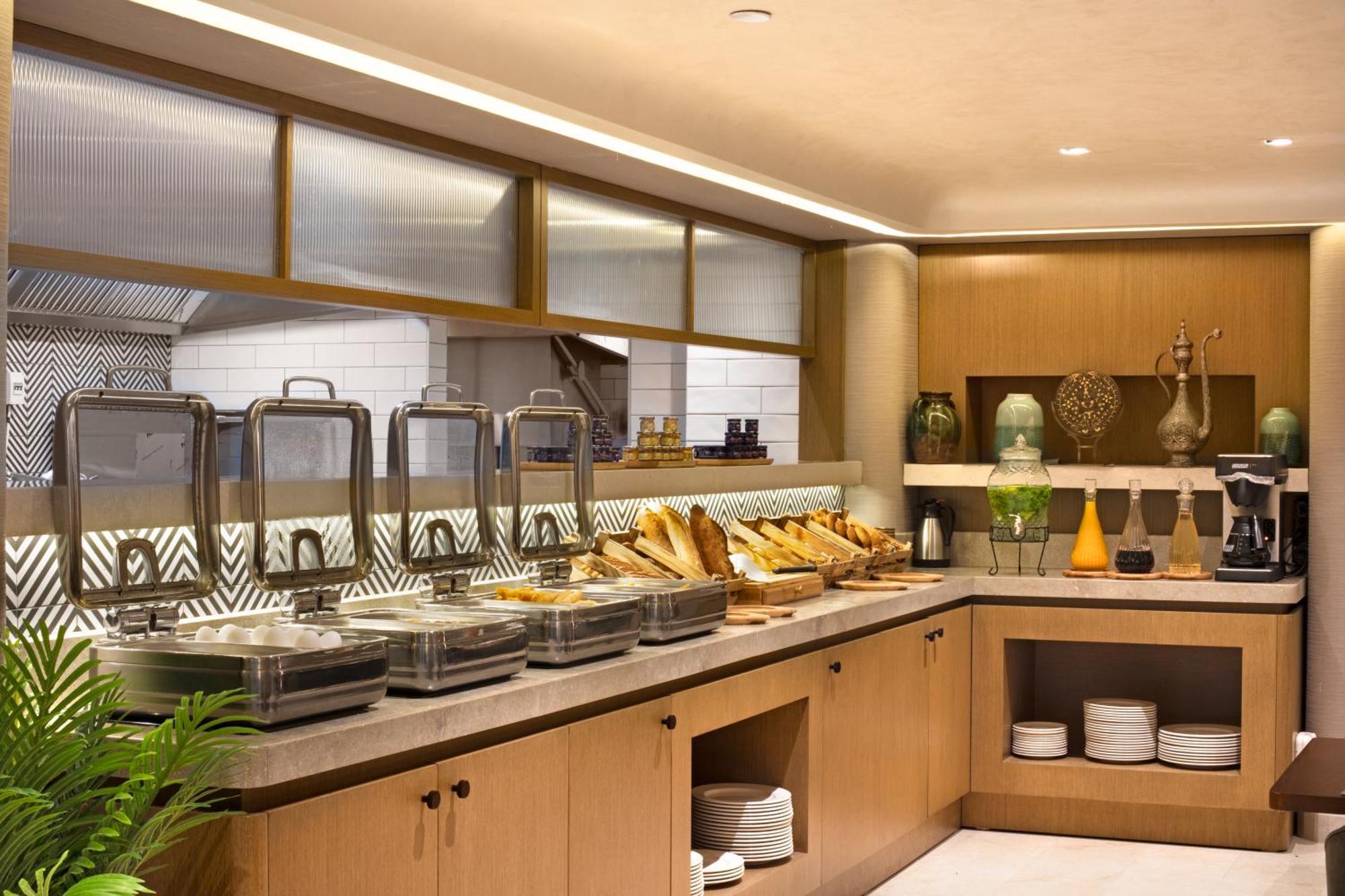 Bentley Hotel Old City-Special Class 이스탄불 외부 사진 The buffet at the lounge
